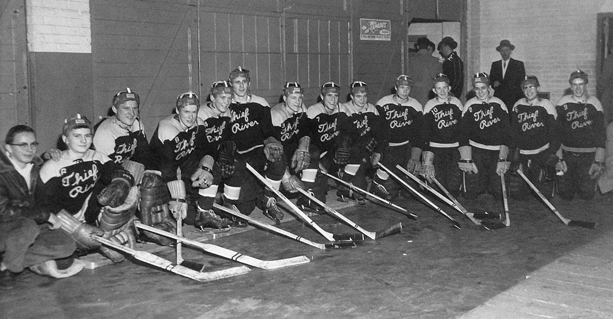 A group of hockey players posing for a picture.